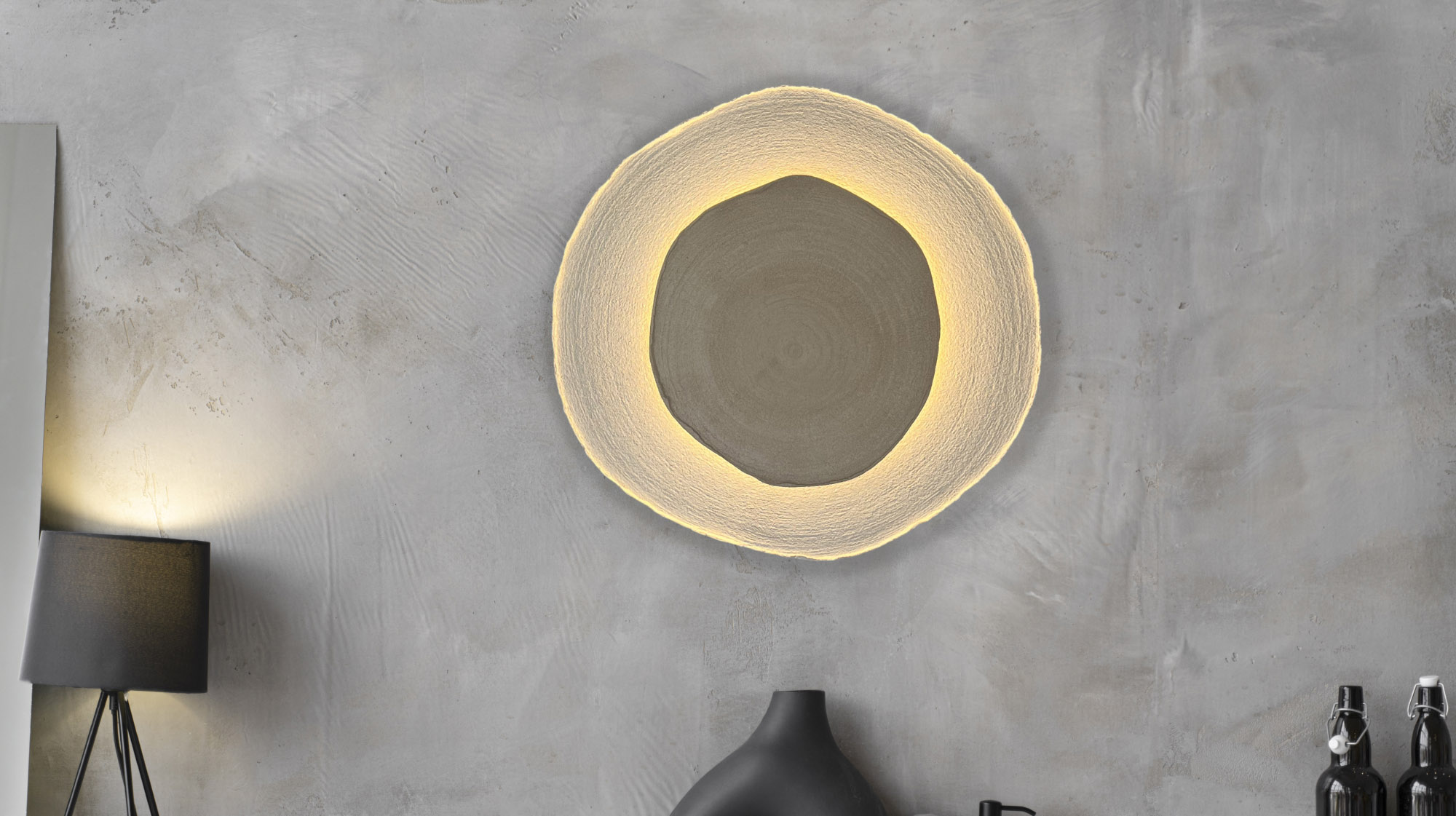 Dettaglio della trama minerale del cemento applique Mika