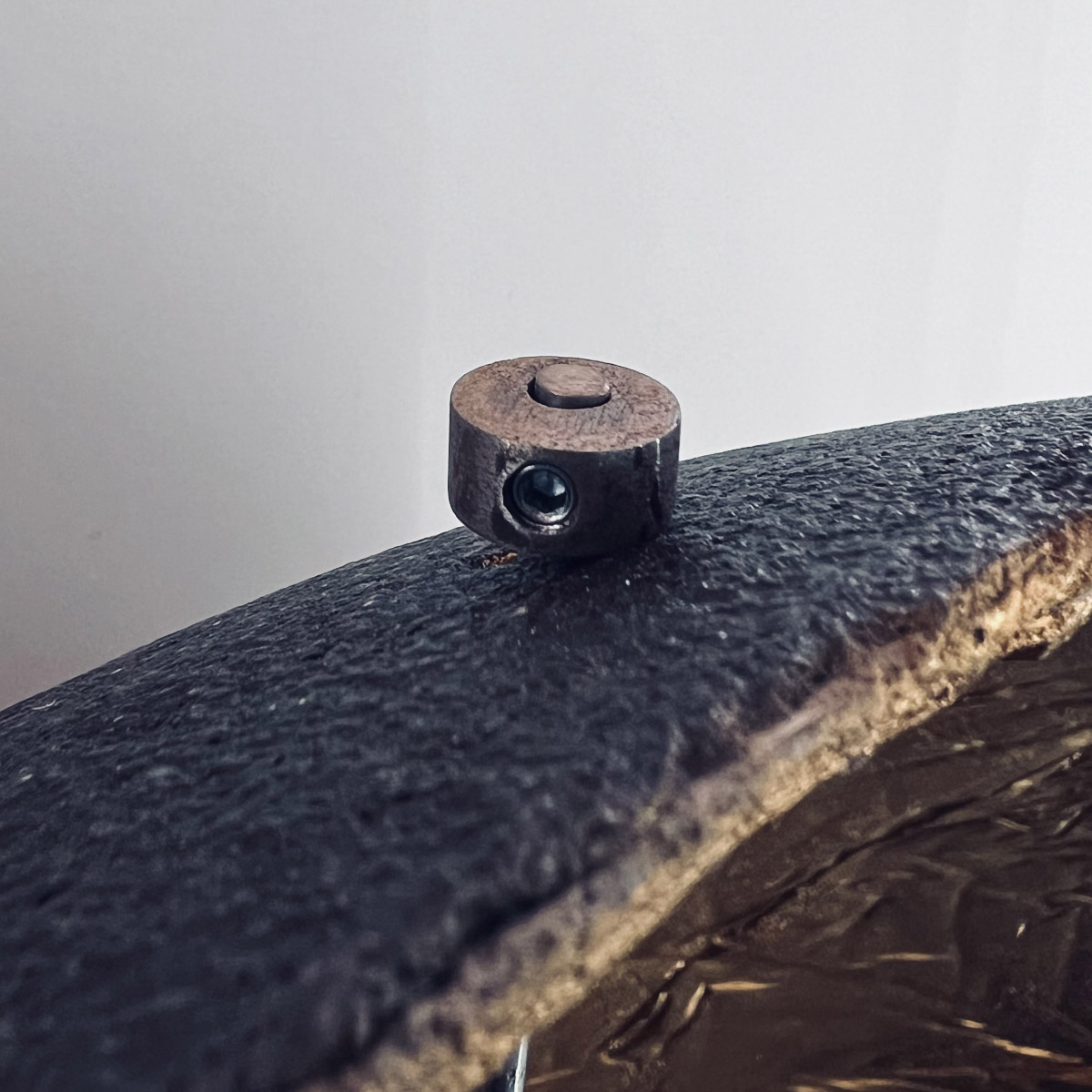 Collezione di lampade Waki in cemento naturale