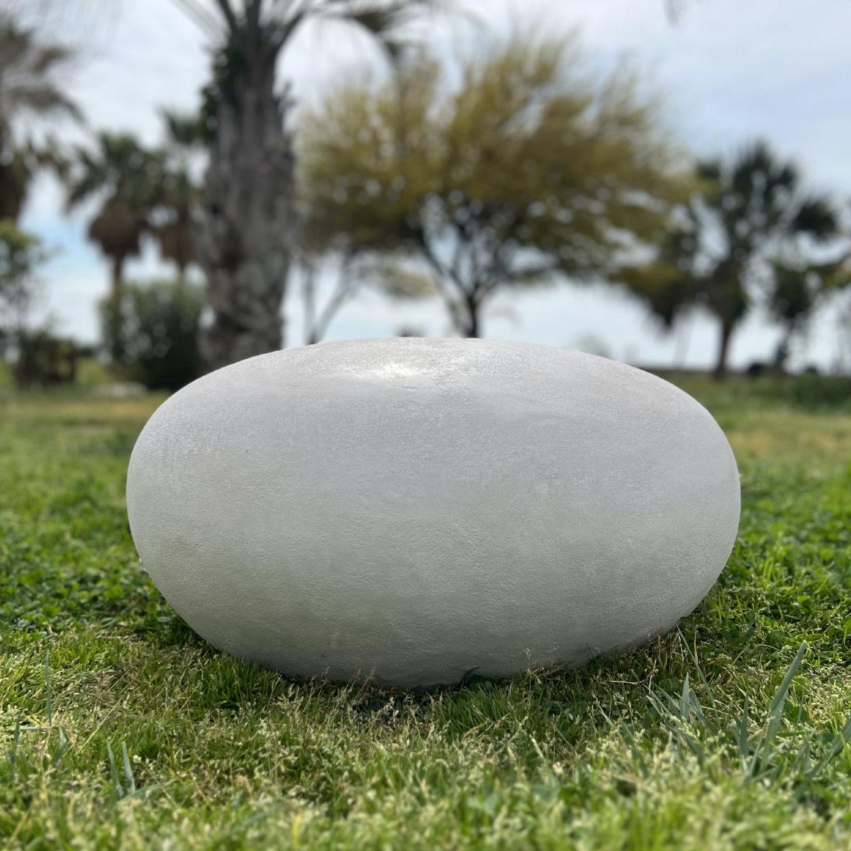 Grande pietra decorativa da giardino fatta a mano