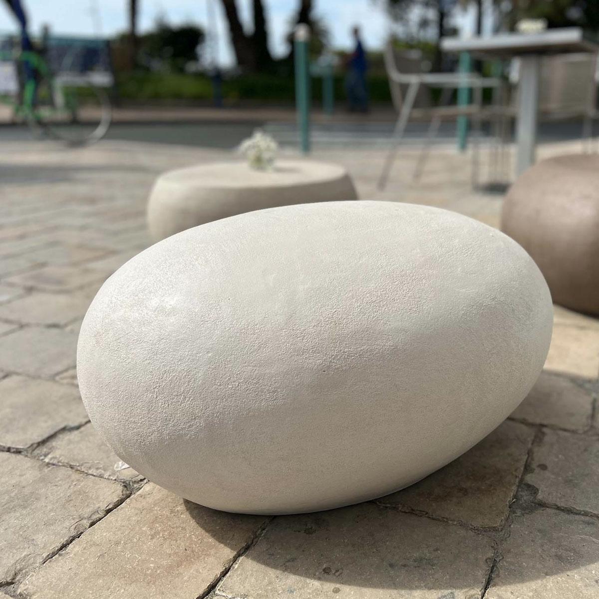 Pietre da giardino giganti in cemento dal design organico