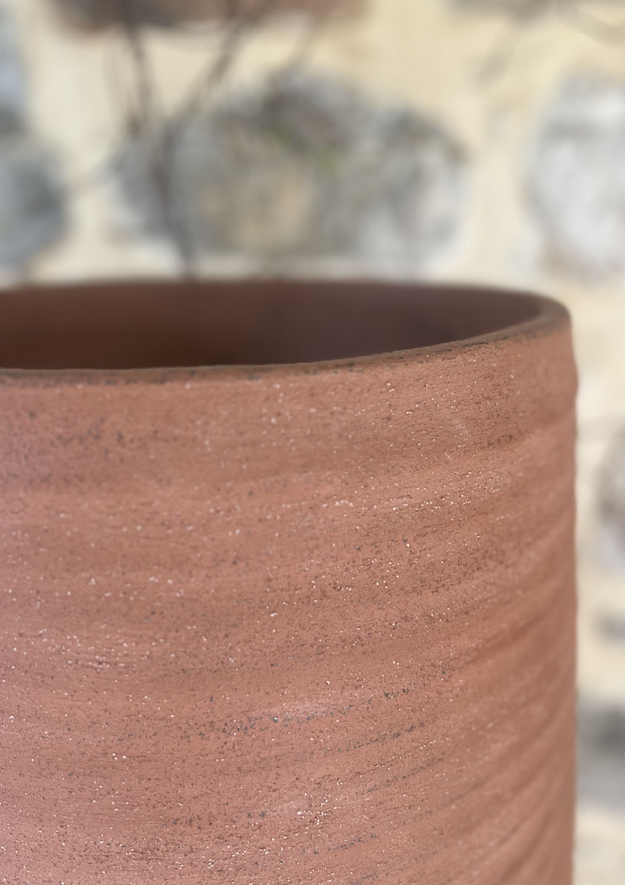 Artigianato d’arte a Mentone con produzione di poterie in cemento XXL