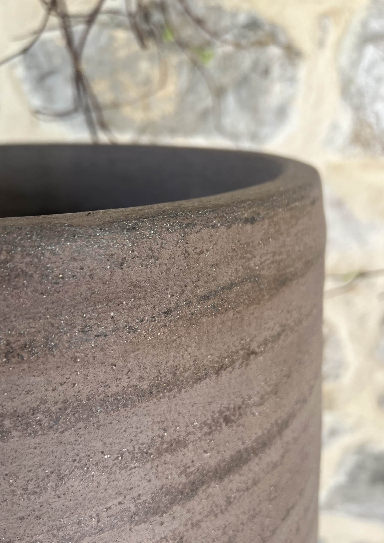 Fioriera svasata rotonda grigia in stile minimal per interni ed esterni