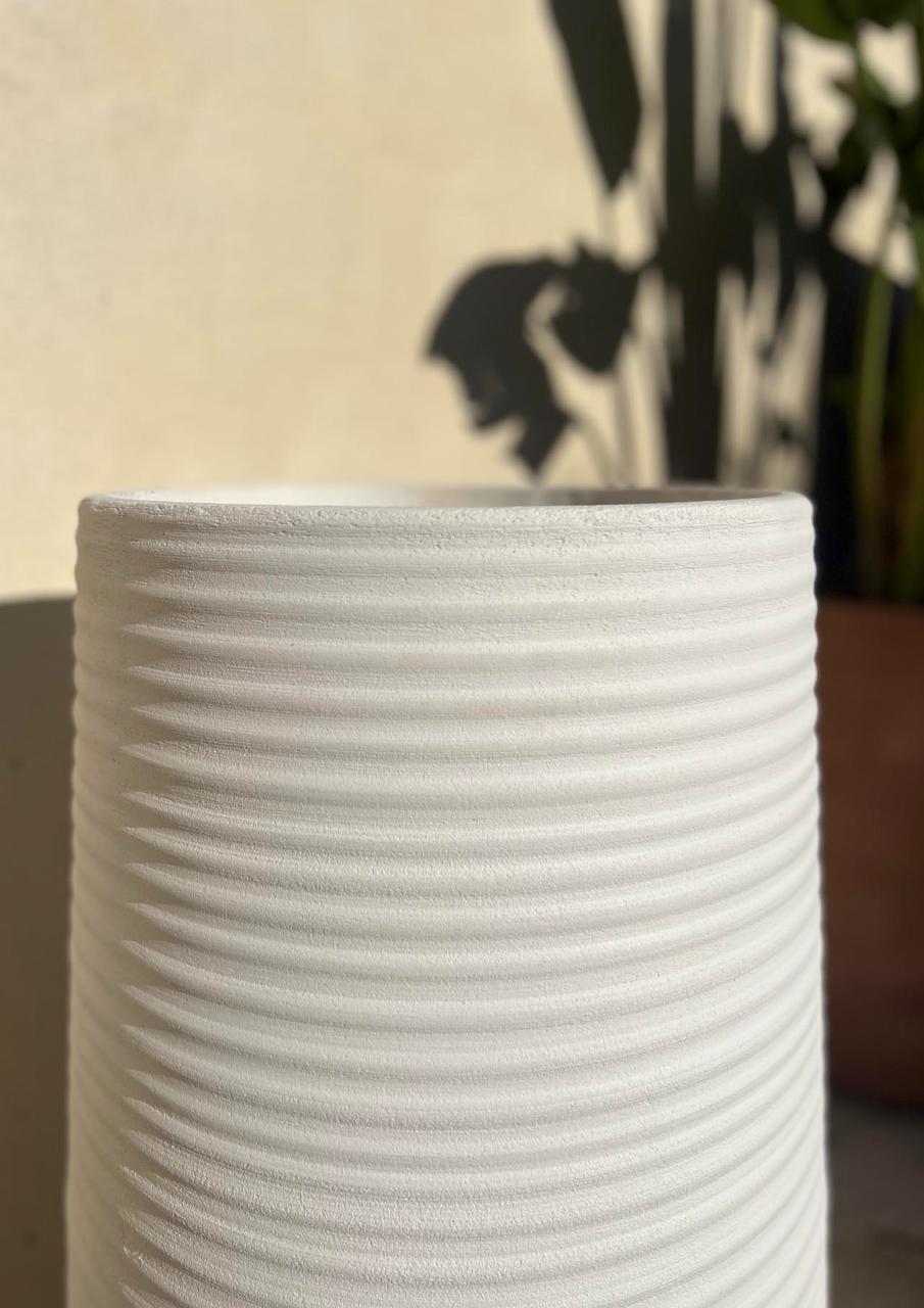 Vaso dal design organico e finitura naturale effetto fuoco