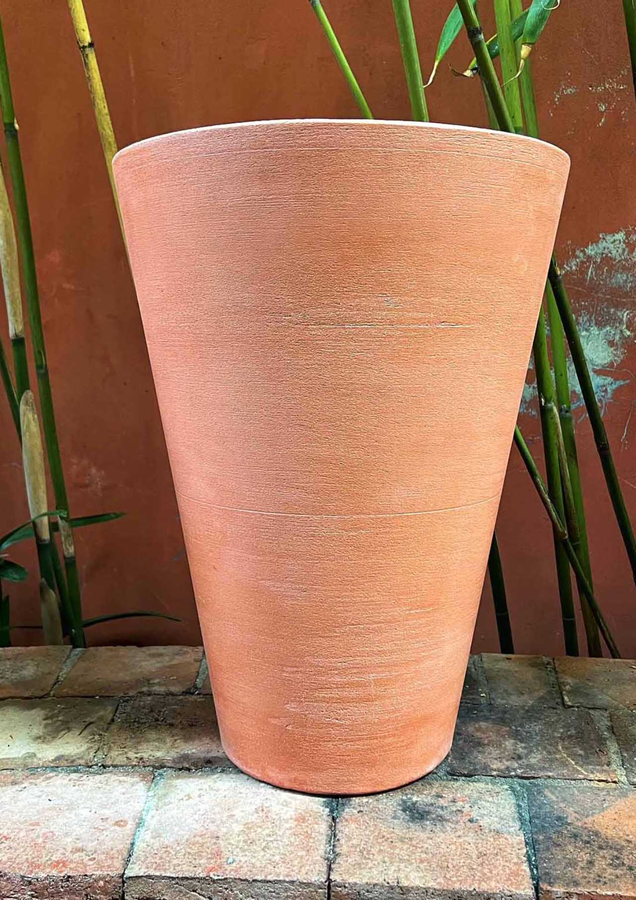 Poterie XXL a forma di cono per l’arredo di lusso a Monaco