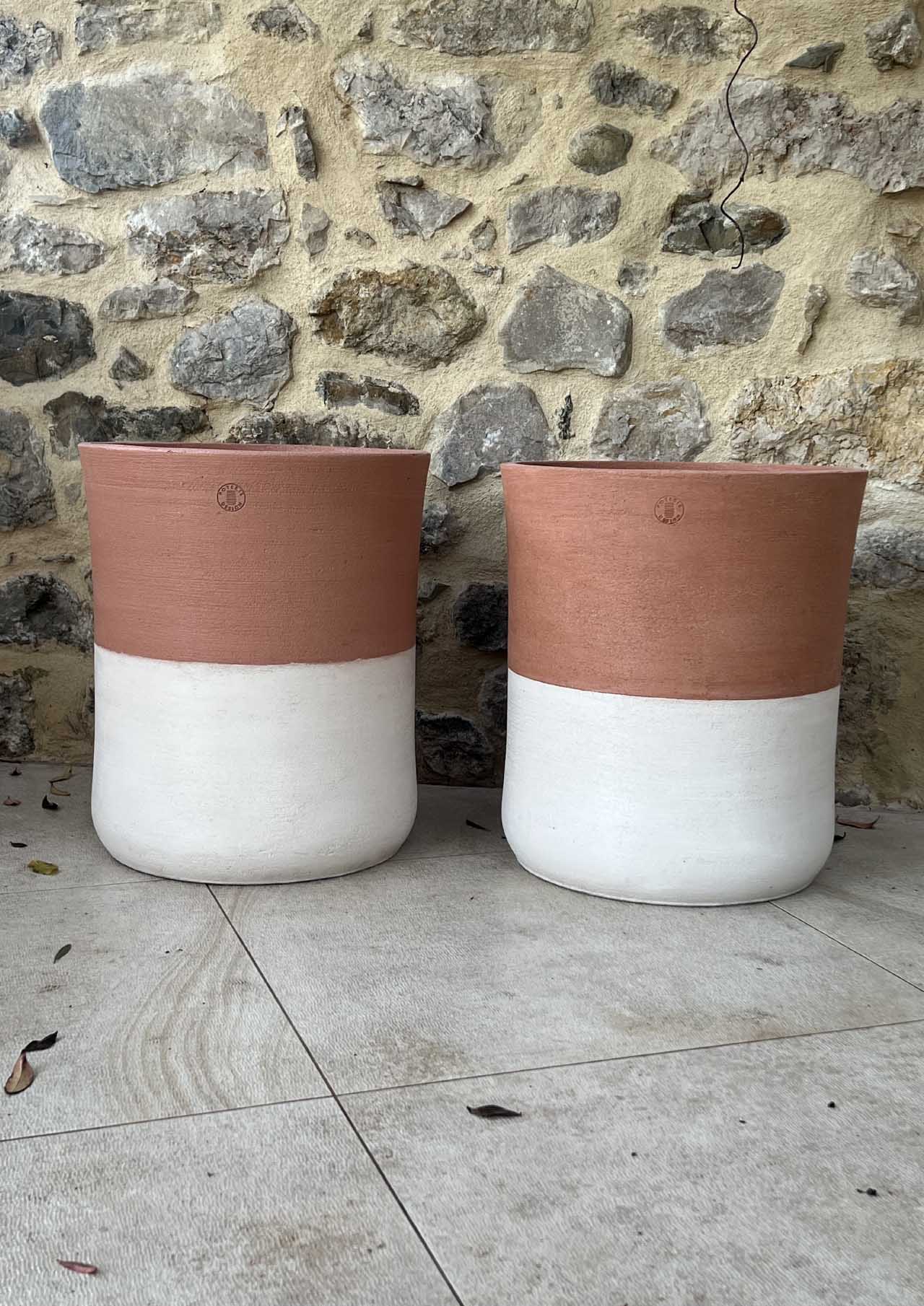 Vasi grandi da terrazzo dal design verticale ed elegante